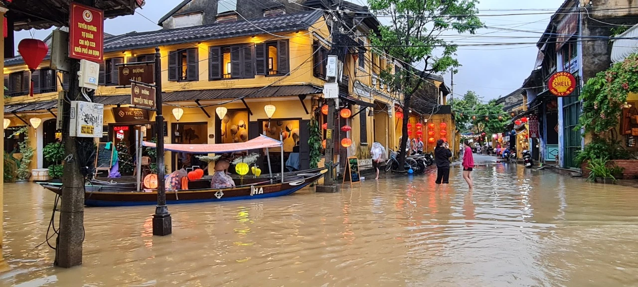 Hội An chiều cuối tuần: Phố lên đèn và nước lên đường