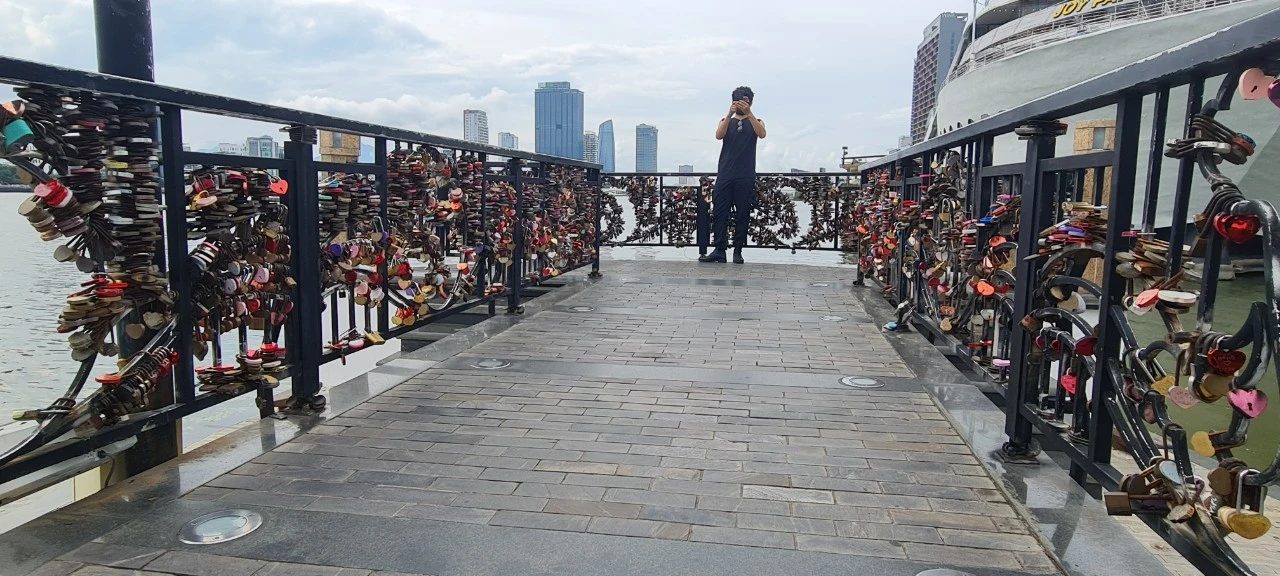 Những ổ khóa “huyền thoại” trên cây cầu đặc biệt nhất Đà thành