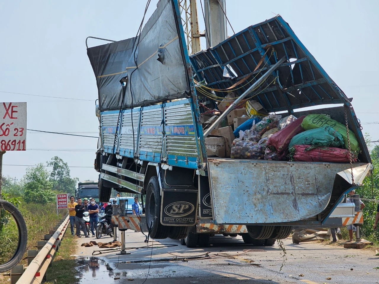 Tài xế buồn ngủ, xe tải chở nông sản lao sang lề đường bẹp rúm