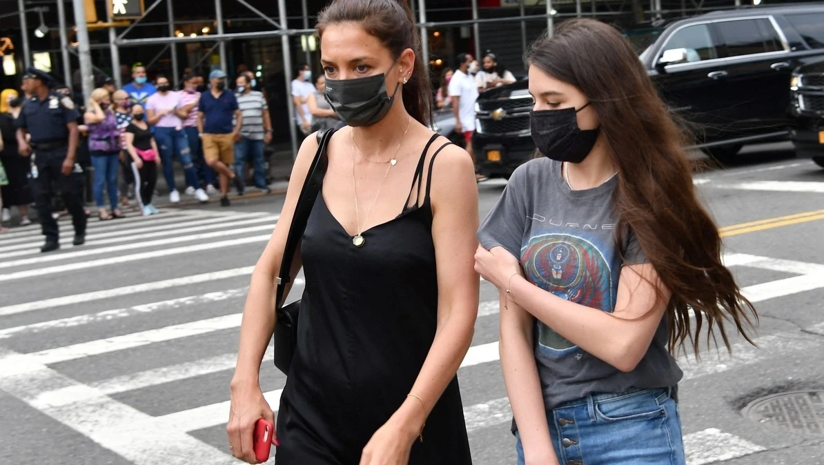 Phong cách của con gái Katie Holmes thay đổi khi bước sang tuổi 18
