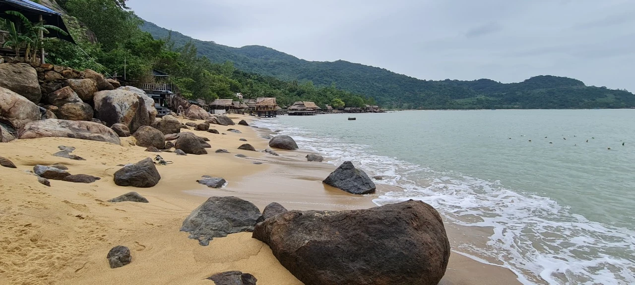 Check in bãi biển hoang sơ tuyệt đẹp dưới chân núi Sơn Trà