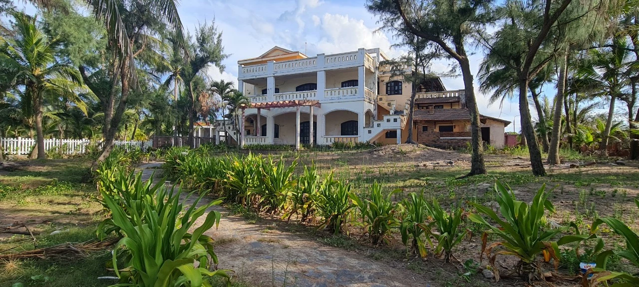 Bí ẩn ngôi nhà bỏ hoang ở “bãi biển đẹp nhất châu Á“