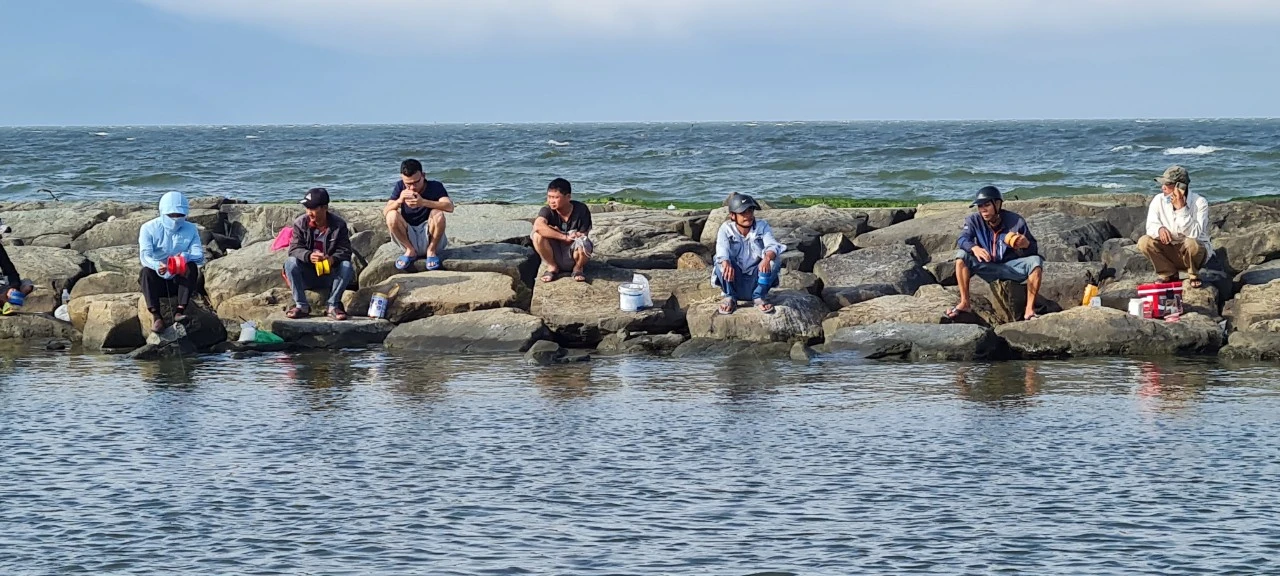 “Tuyệt chiêu” câu cá không dùng cần, lưỡi: Vài tiếng kiếm nửa triệu