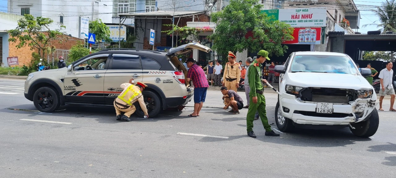 Quảng Ngãi: Xe nổ lốp, xoay ngang đường, giao thông trên QL1A gặp khó
