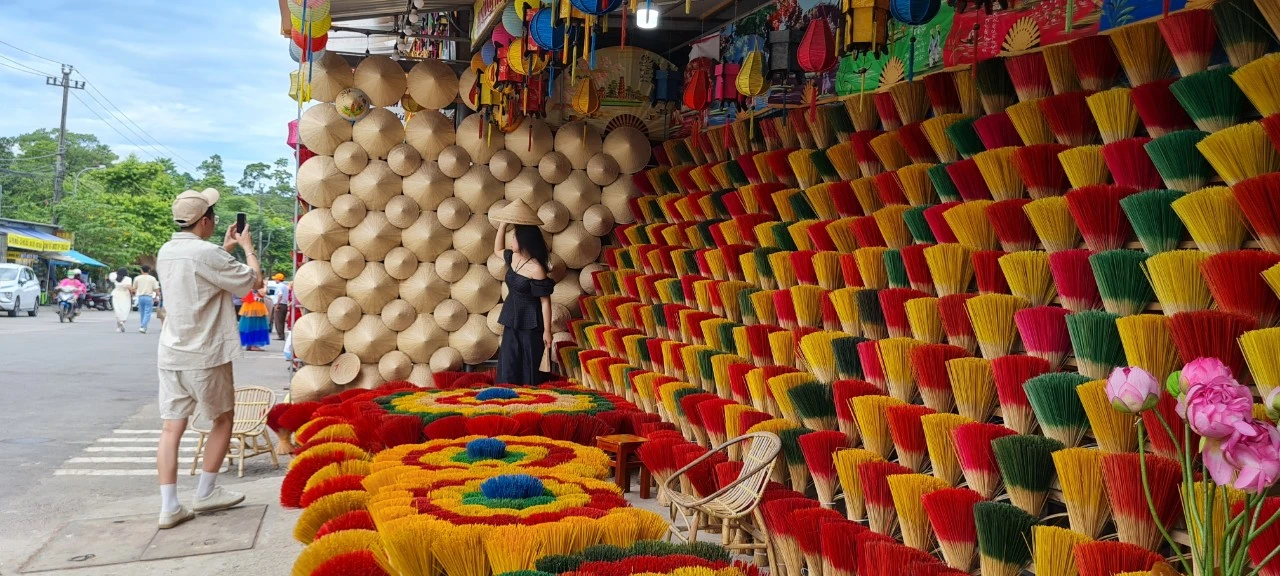 “Sống ảo” triệu view giữa làng hương hàng trăm năm tuổi ở Huế