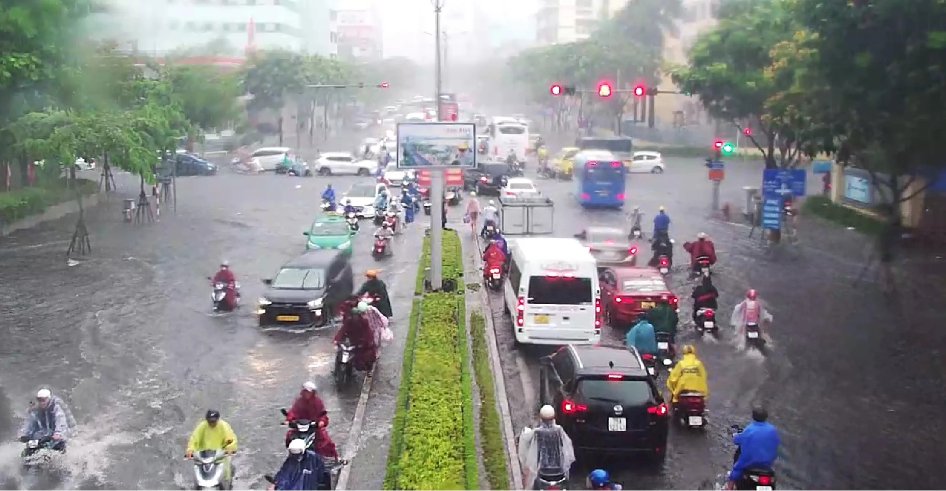 Mới mưa dông đầu hè, dân Đà Nẵng đã “thót tim” sợ ngập