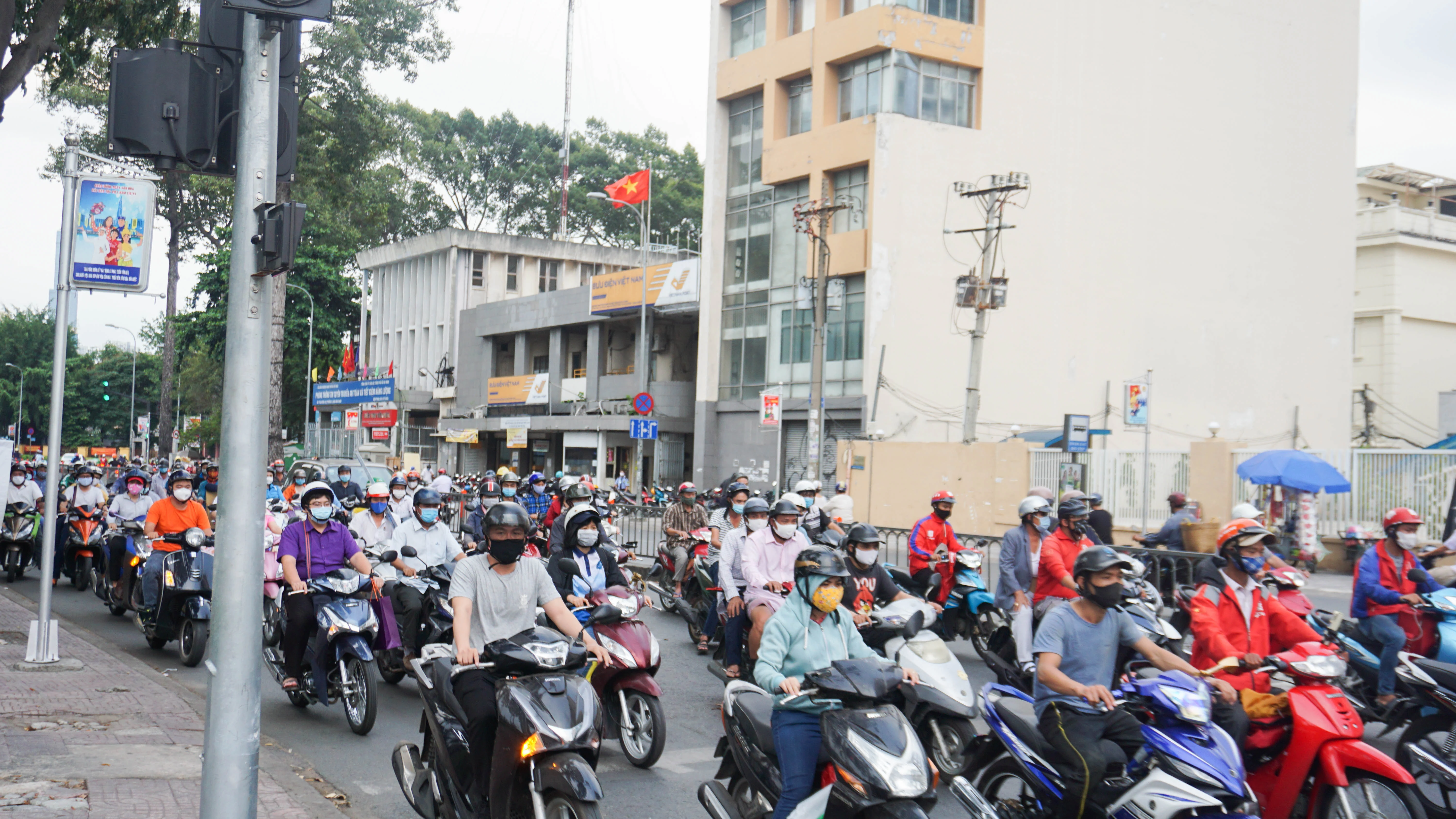 Đang thời gian cách ly nhưng đường phố Sài Gòn vẫn nhộn nhịp thế này