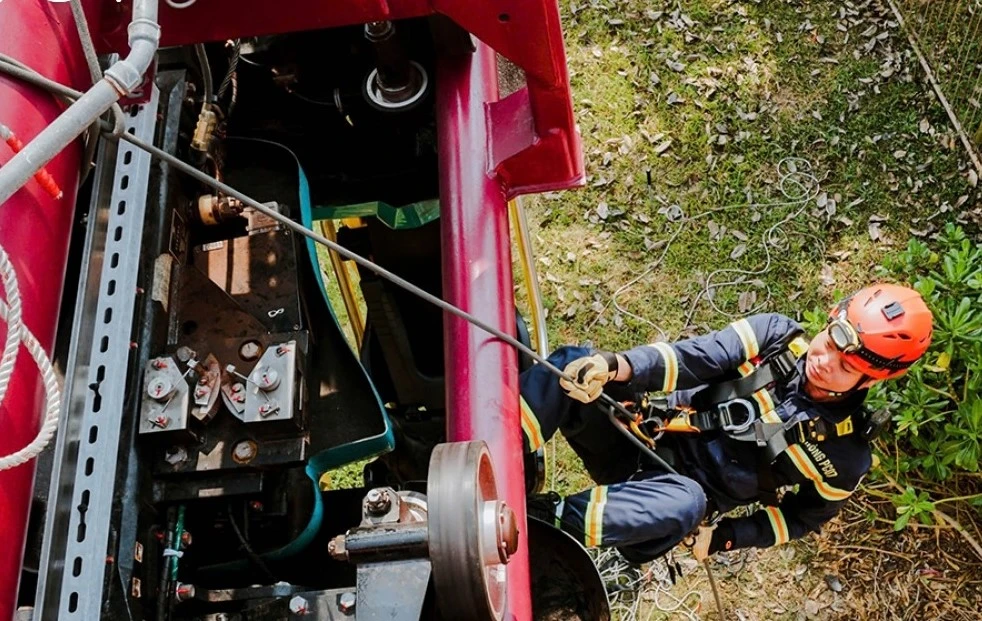 Tận mục màn diễn tập đu dây cứu nạn của Công an Đà Nẵng