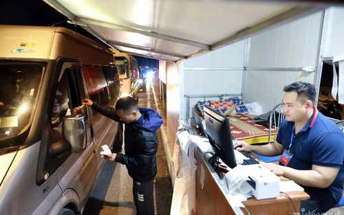 Du khách bức xúc vì ùn tắc ở bãi xe khi đi lễ chùa Hương