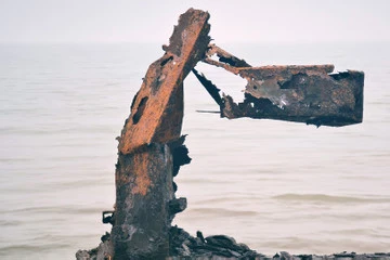 Cận cảnh hệ thống lan can sắt gẫy "giăng bẫy" ở biển Sầm Sơn