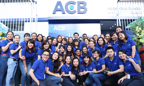5. Nhân viên ngân hàng ACB Trong 3 tháng đầu năm, ACB chi tới 782 tỷ đồng cho nhân viên, nhưng chỉ dành 173 tỷ đồng để chi lương và phụ cấp cho nhân viên. Với số lượng nhân viên là 10.010 người, thu nhập bình quân là 5,76 triệu đồng/người/tháng. Ảnh: Internet.