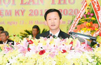 5. Ông Dương Văn Trang - Tân Bí thư Tỉnh ủy Gia Lai Sáng 15/10, Đại hội Đại biểu Đảng bộ tỉnh Gia Lai lần thứ XV đã công bố việc bầu Ban Thường vụ tỉnh ủy và kết quả bầu Bí thư, Phó bí thư tỉnh ủy. Theo đó, ông Dương Văn Trang được bầu giữ chức Bí thư tỉnh ủy khóa XV. Ông Dương Văn Trang (54 tuổi, quê Quảng Ngãi), từng làm Phó bí thư tỉnh ủy Gia Lai phụ trách xây dựng tổ chức cơ sở Đảng nhiệm kỳ 2011-2015. Trước đó, ông Trang là Ủy viên Ban Thường vụ tỉnh ủy, Chỉ huy trưởng Bộ Chỉ huy Quân sự tỉnh Gia Lai.
