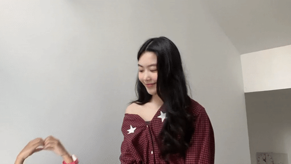 Mới đây một đoạn clip nhún nhảy đu "trend" của con gái MC Quyền Linh tiếp tục được cả cõi mạng thả tim tới tấp.