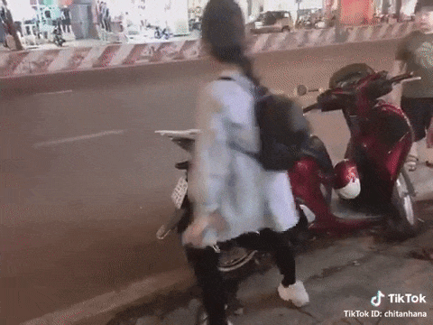 Sau một hồi lao đao, cô nàng này quyết lên xe bằng cách ngồi từ yên trước và lùi người về phía sau.