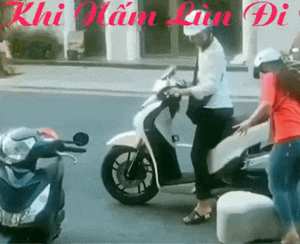 Có những trường hợp các cô gái chân ngắn vì muốn leo lên chiếc xe yên cao nên đã sử dụng vật hỗ trợ.