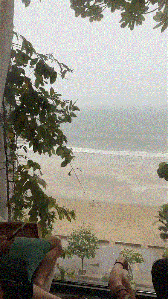 Cô gái này đã đăng tải đoạn clip trên TikTok cho thấy ngoài trời mưa to gió lớn, nước biển dâng cao. Trước đó, cô còn chọn phòng view biển xinh đẹp nhưng để đảm bảo an toàn, cả nhà đã được khách sạn hỗ trợ chuyển sang phòng phía trong.