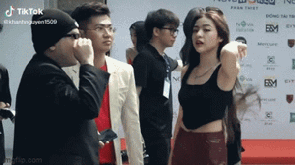 Mới đây, hot girl TikTok tiếp tục chứng minh điều này qua clip do một fan ghi lại tại sự kiện cô nàng tham gia vào chiều 5/4. Xuất hiện trong clip, hot girl "trứng rán" gây ấn tượng với nước da trắng và vóc dáng thon gọn.