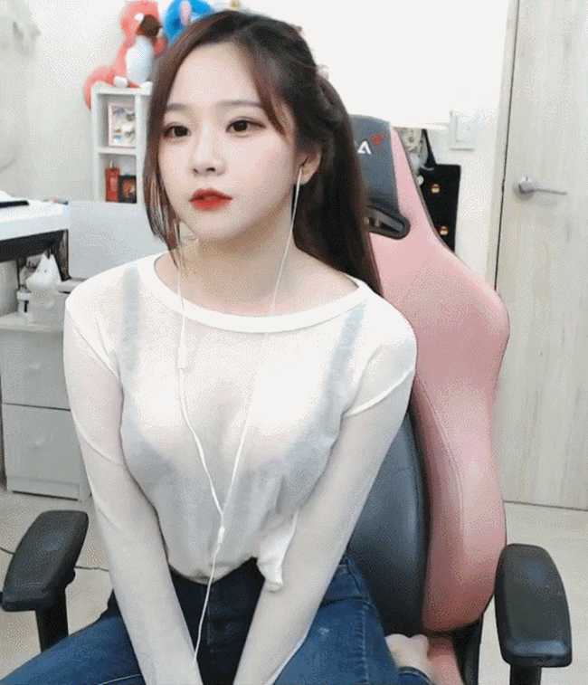 Việc ăn mặc phản cảm lên sóng livestream này gây tranh cãi gay gắt từ dân mạng, hầu hết đều tỏ thái độ phê phán những người, vì lợi nhuận mà bất chấp giữ hình ảnh của riêng mình.