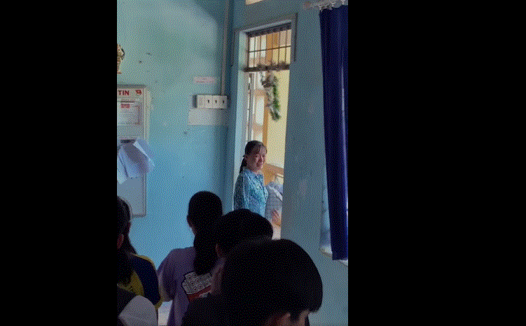 Nữ giáo viên khóc như mưa trong buổi chào tạm biệt đám học trò cuối cấp trong buổi học cuối cùng khiến nhiều người xúc động. Ảnh: Cắt từ clip