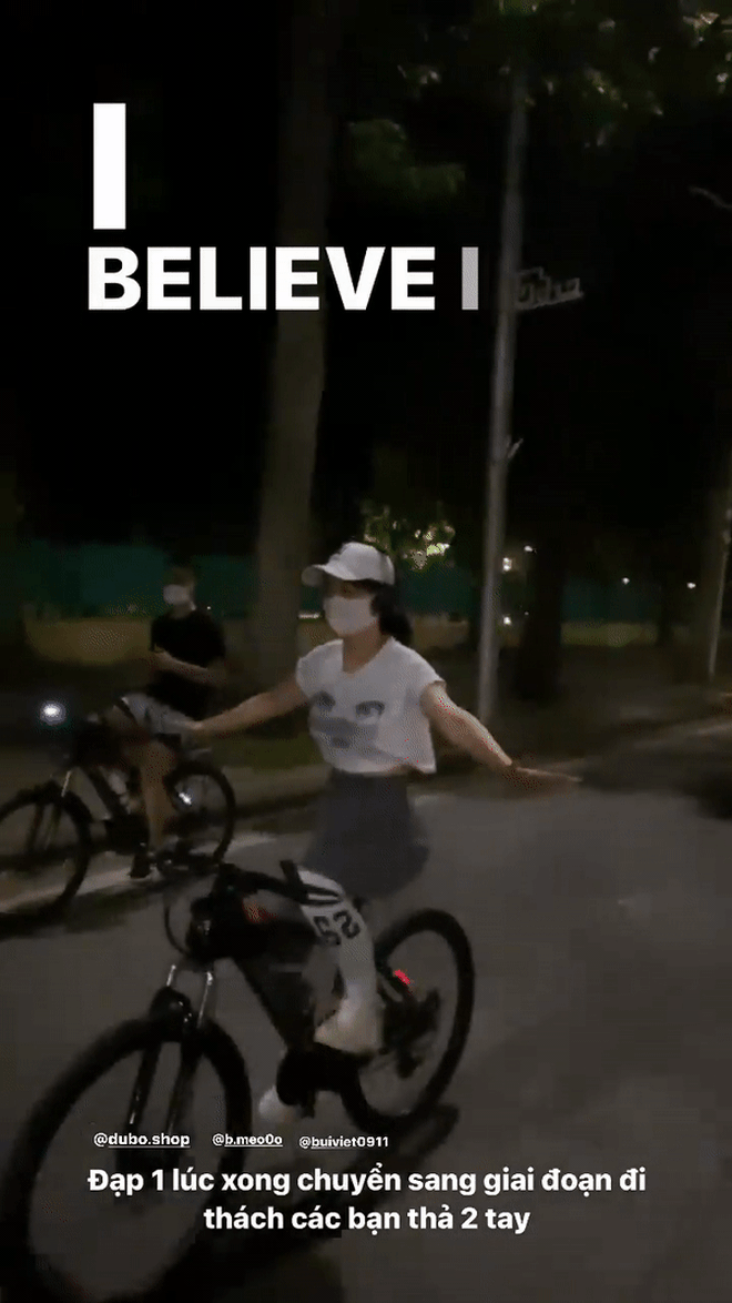 Cô gây chú ý trên đường phố với trang phục thể thao tôn hình thể. Lê Bống chọn mặc quần tập ôm sát cùng áo croptop khoe eo thon, hông nở.