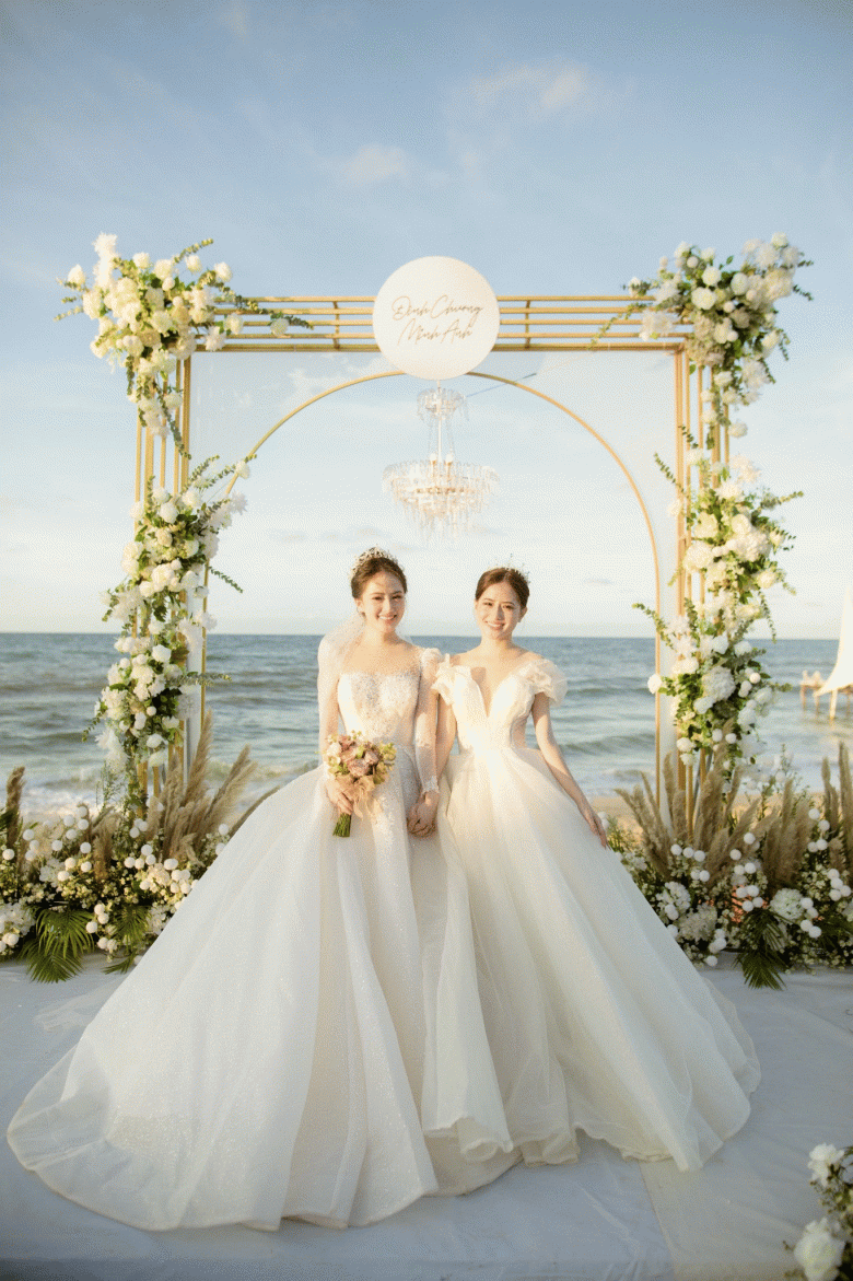 Nếc Apie và Anna Minh Anh (cùng sinh năm 1997, Thừa Thiên Huế) là cặp chị em song sinh nổi tiếng MXH khi sở hữu nhan sắc visual ấn tượng.