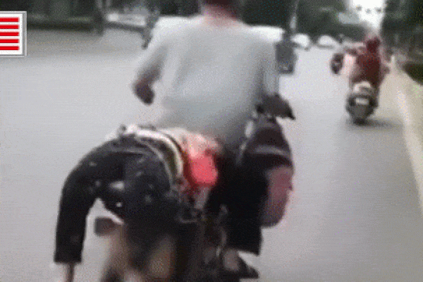 Đoạn clip sau khi được đăng tải khiến dư luận xôn xao bàn tán. Có người cho rằng ông bố đã bạo hành con mình, đó không phải là phương pháp pháp để giáo dục con cái. Ngoài ra có người còn thấy nhiều trường hợp cần cứng rắn với con cái, nhất là đối với những đứa trẻ cứng đầu.