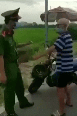 Hiện sự việc này vẫn đang được cư dân mạng rần rần chia sẻ và bình luận bàn tán.