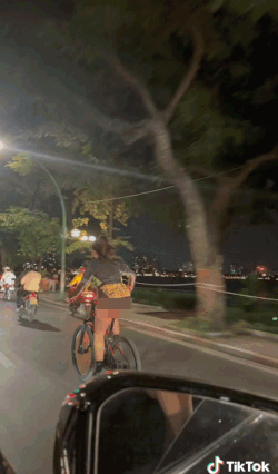 Một số bình luận của cư dân mạng sau khi xem đoạn clip TikTok này như: "Không hiểu sao mặc thế này ra đường được”, "Mặc trong phòng tập thì chẳng ai nói đâu, nhưng mặc ra đường thế này thì không chấp nhận được”,...