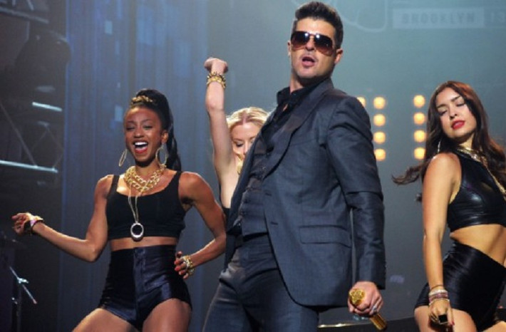Robin Thicke đã dành cả mùa hè năm nay để ra mắt album "Blurred Lines" mang lại thành công vang dội cho anh.
