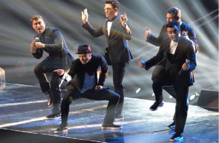 Chris Kirkpatrick, Joey Fatone, Justin Timberlake, JC Chasez và Lance Bass của ban nhạc 'N Sync đã tái hợp một thời gian ngắn vào tháng Tám để tham gia chương trình MTV Video Music Awards 2013 .