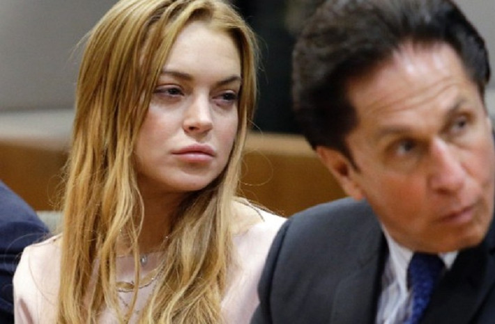 Khuôn mặt bơ phờ của Lindsay Lohan trong phiên tòa hồi tháng ba và đối mặt với việc phải vào trại cai nghiện.