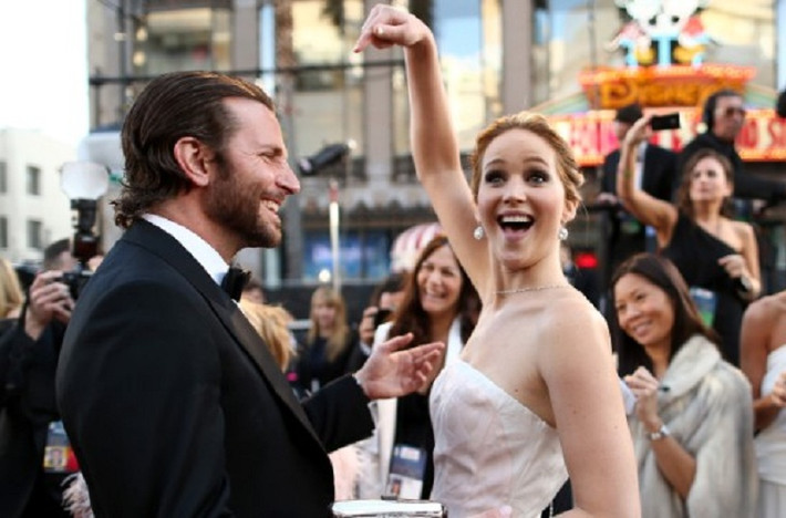 2 ngôi sao của bộ phim nổi tiếng "the Hunger games", Jennifer Lawrence và Bradley Cooper tươi cười với nhau trước người hâm mộ.