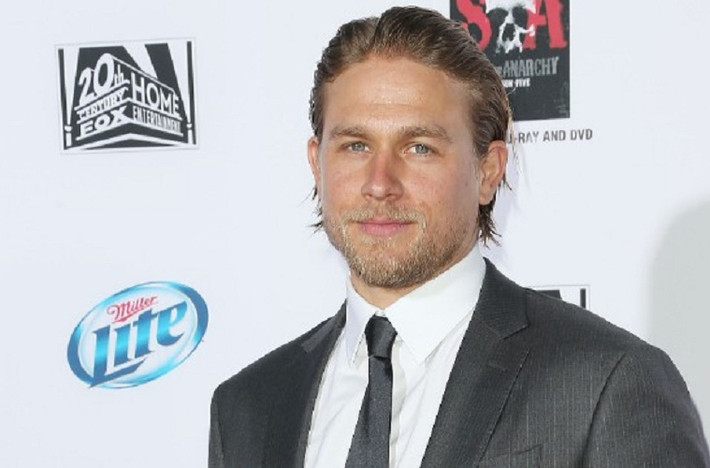 Nam diễn viên Charlie Hunnam đóng vai Christian Grey trong phim"Fifty Shades of Grey" đã tạo nên "cơn sốt tháng 10" của cộng đồng mạng.