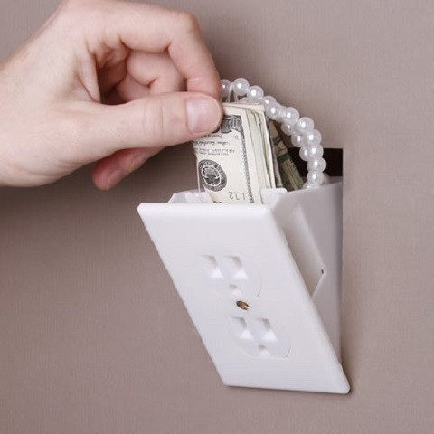 Chẳng kẻ trộm nào có thể ngờ trong chiếc ổ cắm này lại là cả 1 gia tài!
