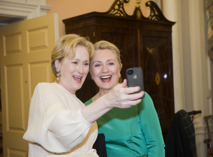 Bà Hillary không bỏ qua cơ hội ghi hình với diễn viên gạo cội Meryl Streep.
