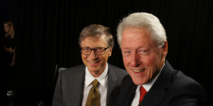 Còn đây là ảnh tự sướng ông Bill Clinton chụp với người sáng lập tập đoàn Microsoft Bill Gates.