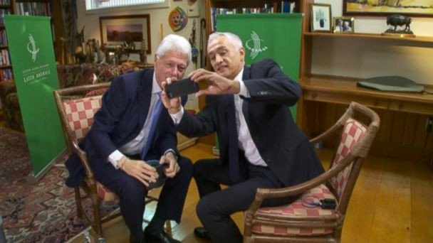 Cựu Tổng thống Mỹ Bill Clinton cũng có sở thích chụp ảnh và đăng trên mạng xã hội. Đây là hình ảnh ông rất hồn nhiên bên nhà báo Jorge Ramos.
