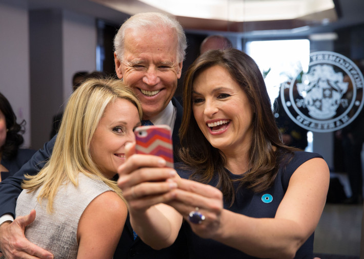 Phó Tổng thống Mỹ Joe Biden chụp ảnh sau một chương trình phỏng vấn về bạo lực gia đình.