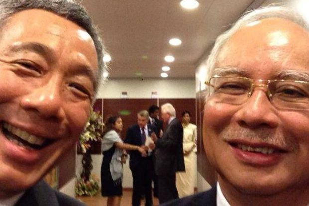 Thủ tướng Singapore Lý Hiển Long đăng trên Tweeter bức ảnh ông cười hết cỡ với Thủ tướng Malaysia Najib tại một hội nghị ở Sri Lanka