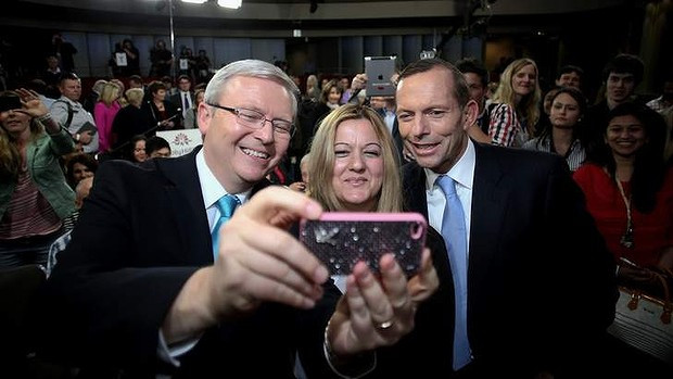 Thủ tướng Australia Tony Abbott (ngoài cùng bên phải) hào hứng chụp ba trong mùa bầu cử 2013.
