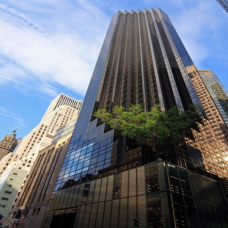 Trump Tower, thành phố New York. Trump Tower là tòa nhà chọc trời 68 tầng nhìn ra công viên trung tâm New York. Khu riêng tư của ông được kết cấu với vàng và kim cương trang trí, một đài phun nước trong nhà, trần vẽ tay công phu và một đèn chùm đáng kinh ngạc.