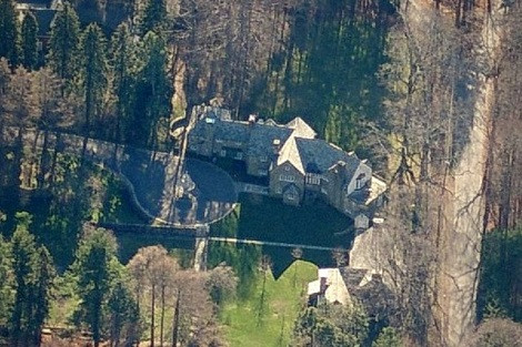 Seven Springs, Bedford, New York. Tòa nhà Bedford, New York này đã được mua bởi Trump vào năm 1995 với giá chỉ 7,5 triệu USD để ban đầu làm sân golf. Tuy nhiên hiện tại ông vẫn chưa sử dụng đến nó.