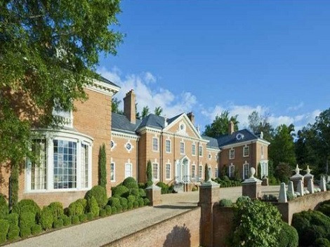 Albemarle House, Charlottesville, Virginia. Donald Trump đã mua khu ở này với giá 62 triệu USD cho giải trí. Tòa nhà có 45 phòng và bao gồm một nhà hát, chuồng ngựa, hầm rượu vang 3500 chai, phòng ngồi 2.000 chỗ và một phòng khách rộng lớn.