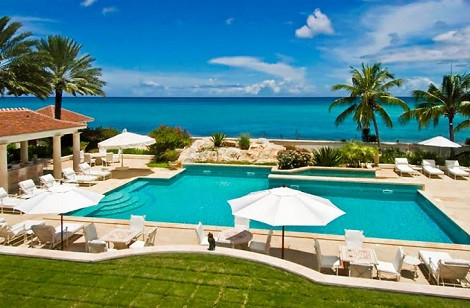 Le Chateau des Palmiers, Bãi biển Vịnh Mai, St Maarten. Tuy tài sản này nhỏ hơn nhiều so với các biệt thự khác nhưng lại được ông ưa thích nhất. Ông Trump đã mô tả khách sạn này là "một trong những lâu đài lớn nhất trên thế giới". Dinh thự có 9 phòng ngủ, các sân golf và phòng tập thể dục riêng. Còn có cả đầu bếp cá nhân, quản gia và nhân viên giặt là hàng ngày cho riêng ông.