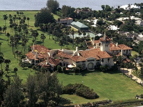 Mar-a-Lago State, bãi biển Palm, Florida. Sau khi sống ở đây 10 năm, ông trùm Trump đã biến khách sạn này thành một câu lạc bộ. Vào năm 1985, ông mua nó với giá 10 triệu. Căn nhà lí tưởng này bao gồm 58 phòng ngủ, 33 phòng tắm, 12 lò sưởi và 3 hầm tránh bom.