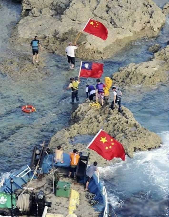 Sau bốn ngày du hành, họ đổ bộ thành công lên đảo mặc dù có sự canh chừng của lực lượng tuần duyên Nhật Bản. Năm người trên đảo và phần còn lại trên tàu đều bị bắt.