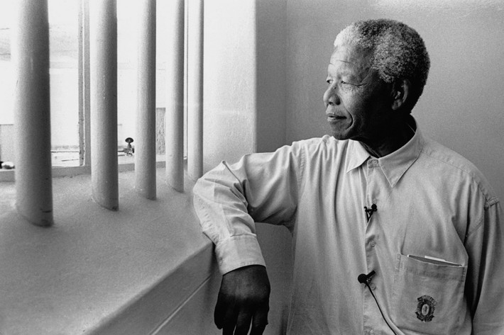 2. Cố Tổng thống Mandela không phải là một tên khủng bố. Nhiều người đổ lỗi cho việc ông Mandela đã góp phần tạo ra một tổ chức khủng bố là phiến quân ANC, mặc dù thực ra không phải vậy. Chính thời gian ông Mandela bị cầm tù, không ai đứng ra lãnh đạo và vạch đường hướng đã khiến cho một tổ chức quân sự phục vụ cho hòa bình biến thành một tổ chức khủng bố như hiện nay. Nelson đã từng kiên quyết phản đối phiến quân ANC trong các mục tiêu phi quân sự nhắm vào những người vô tội.