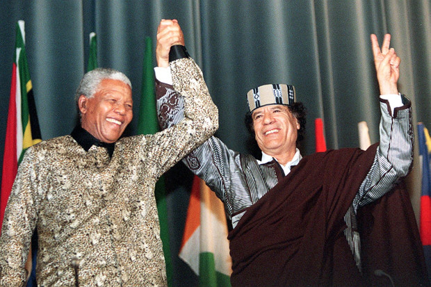 5. Bạn của nhà độc tài Gaddafi. Mặc dù nhà lãnh đạo Libya, Muammar Gaddafi bị coi như một bạo chúa song ông lại là bạn của Cố Tổng thống Nelson Mandela. Đại tá Gaddafi đã từng giúp đỡ Nam Phi khi khó khăn bằng cách cung cấp vũ khí và tiền bạc. Không quên đi công ơn giúp đỡ, ông Mandela đã tới thăm Gaddafi vào năm 1994. Ông cũng đặt tên cho cháu trai của mình là Gaddafi, bên cạnh đó cũng hết lòng hỗ trợ chế độ của Đại tá Gaddafi cho đến khi chế độ kết thúc.