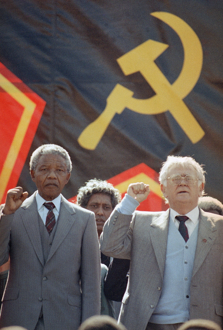 9. Là một người cộng sản. Năm 1943, Mandela gia nhập Đại hội dân tộc châu Phi (ANC) rồi làm quen với những người mang tư tưởng giải phóng sắc tộc, những người Cộng sản và người theo chủ nghĩa châu Phi. Đây là thời gian quan trọng trong quá trình hình thành hệ tư tưởng chính trị, xã hội của ông. Bởi vậy nhiều người tin Nelson thực sự là một người cộng sản.