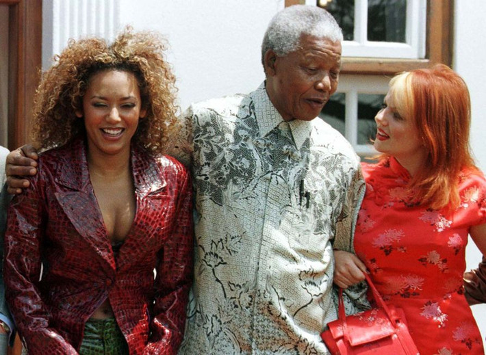 1. Nelson Mandela là fan của Spice Girls. Trong một buổi biểu diễn năm 1997 của Spice Girls mà Mandela tham dự, ông còn gọi những cô gái này là những “anh hùng” của mình và đó một trong những khoảnh khắc cảm xúc nhất của cuộc đời của ông.